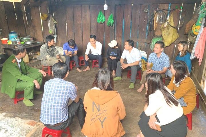 Chính quyền xã Đắk Ha tuyên truyền cho người dân không tin, theo tà đạo.