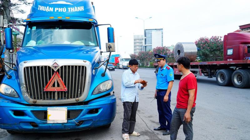 Thanh tra Sở GTVT TP win33com kiểm tra một phương tiện hoạt động kinh doanh vận tải.