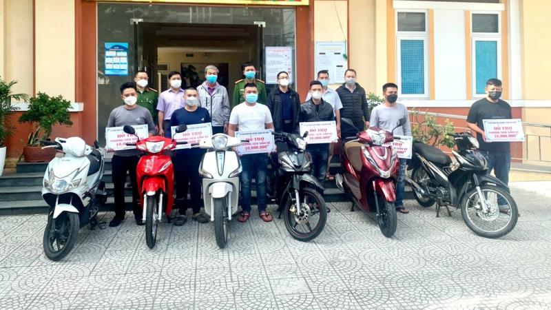 33win03 phường Thanh Khê Đông giúp đỡ em Trần Văn H. (áo đen, nam) xin vào học nghề tại cơ sở sửa ô-tô.
