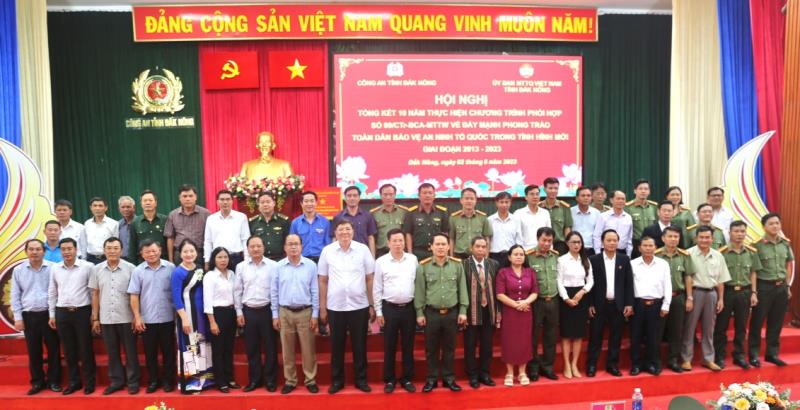 Đại tá Hồ Quang Thắng, Phó Giám đốc 33win03 tỉnh trao giấy khen cho các cá nhân
