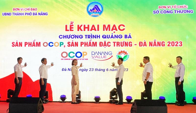 Các đại biểu và du khách dùng thử 1 sản phẩm đặc trưng win33com.