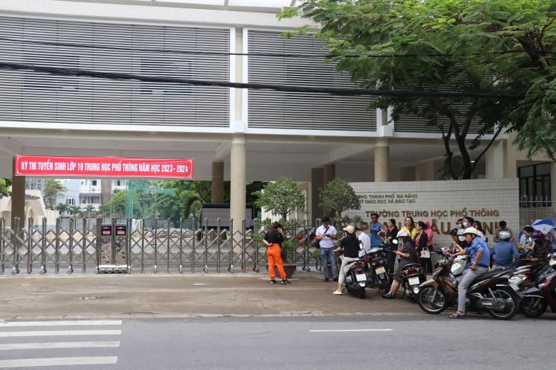 Thi sinh phấn khởi sau phần thi môn Ngữ văn