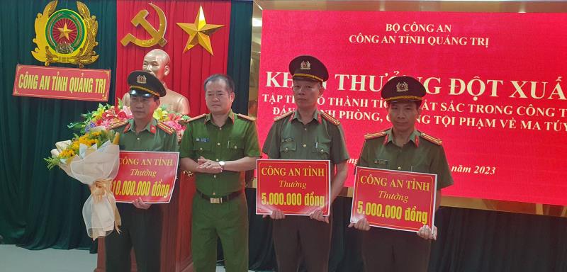Đại tá Lê Phi Hùng chúc mừng và trao thưởng cho các đơn vị