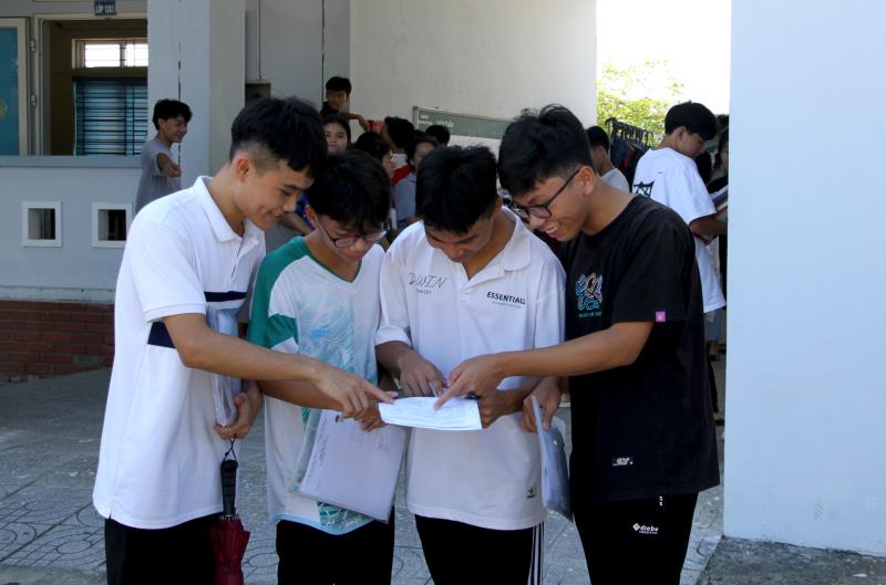 Thí sinh trao đổi cách làm bài sau khi kết thúc Kỳ thi Tốt nghiệp THPT (Ảnh minh họa).