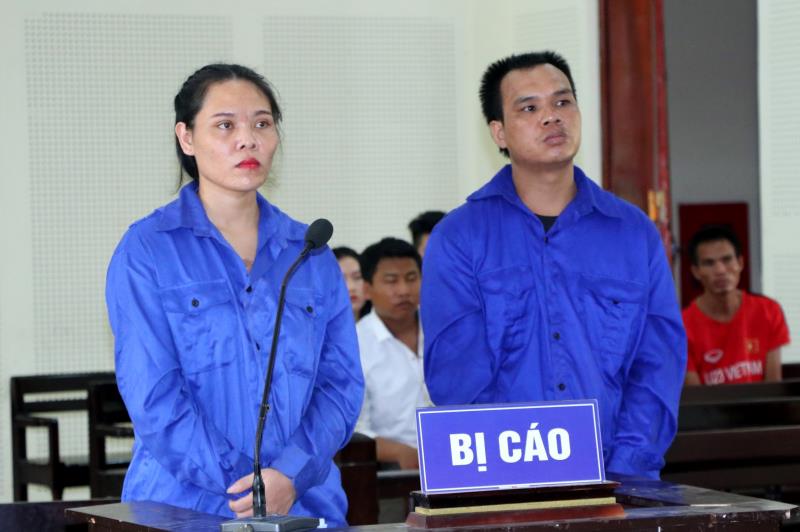 Hai bị cáo Lô Văn Đức và Cụt Thị Tư tại tòa.