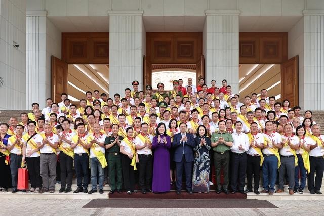 Thủ tướng Phạm Minh Chính với các đại biểu người hiến máu tình nguyện tiêu biểu.