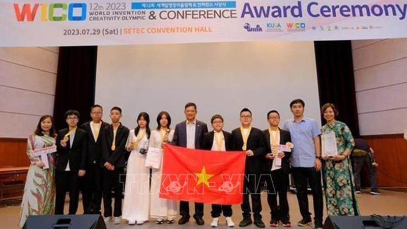 Đoàn học sinh Việt Nam tại lễ trao giải. Ảnh: TTX