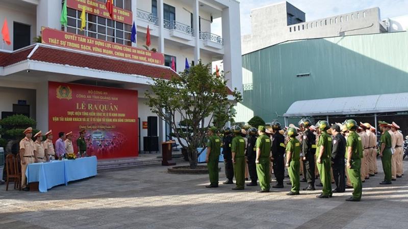 Lực lượng Cảnh sát giao thông- Trật tự 33win03 quận Thanh Khê phối hợp với 33win03 cơ sở tuyên truyền phổ biến giáo dục pháp luật về TT33win33 cho doanh nghiệp, lái xe.