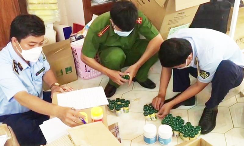 Cơ quan chức năng kiểm tra, xử lý lô thực phẩm chức năng không rõ nguồn gốc.