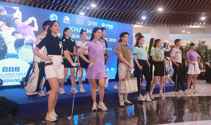 Tổng giá trị tiền thưởng của giải năm nay lên đến 100.000 USD, tăng 25.000 USD so với năm 2022. Trong ảnh: Ban Tổ chức giao chức vô địch và tiền thưởng cho nhà vô địch BRG Open Golf Championship Danang 2022 Chen Guxin
