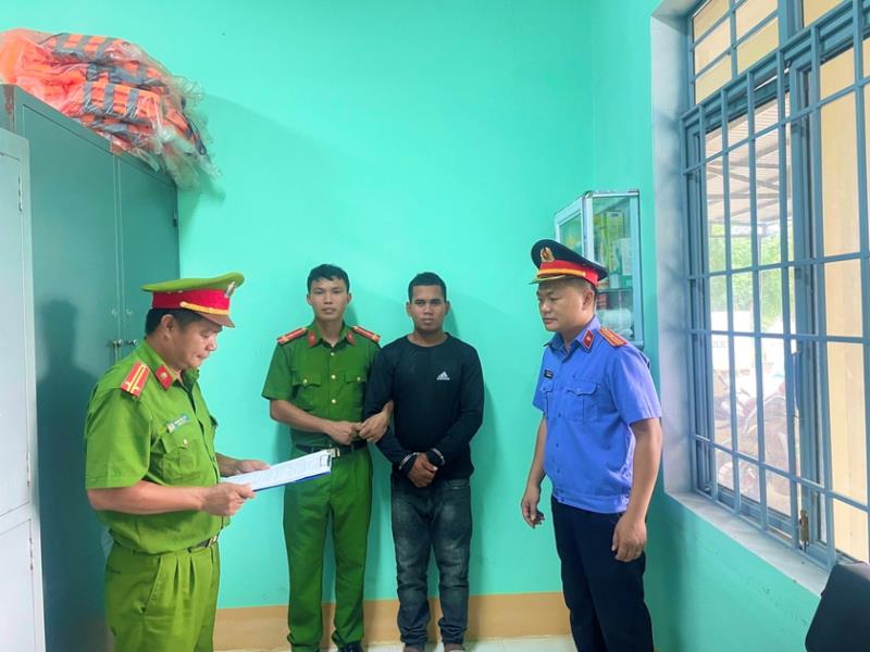 Cơ quan CSĐT thực hiện lệnh bắt tạm giam Đinh Văn Chun.