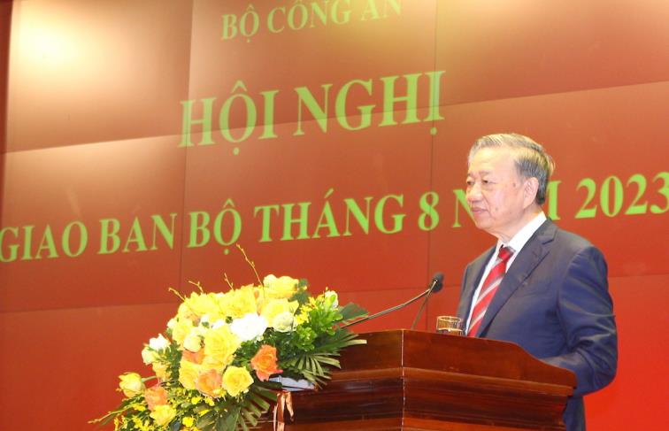 Lực lượng Cảnh sát giao thông 33win03 TP Hà Nội hướng dẫn, điều hành lưu thông trên các tuyến phố trong dịp lễ