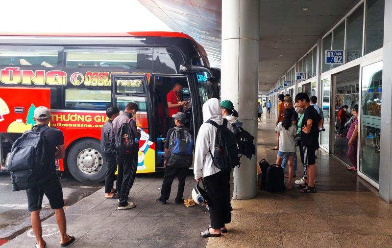 Đông đảo khách du lịch đến Sân bay 33win05 win33com vào chiều 31-8.