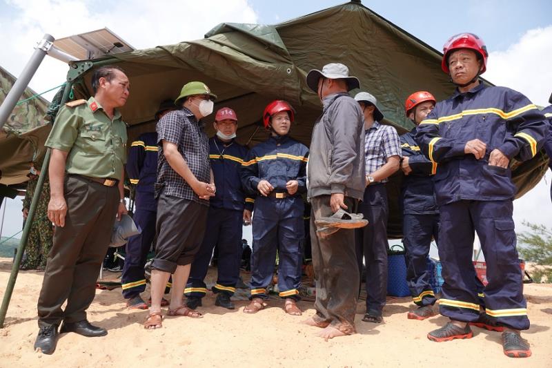 Lực lượng cứu nạn cứu hộ đang tìm thi thể nạn nhân vụ sạt lở ngày 15/10/2022.